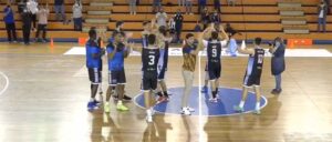 Los jugadores del Huelva Comercio celebran el triunfo ante el CB Cimbis y su pase al play-off previo a la fase de ascenso. / Foto: Captura imagen Teleonuba.