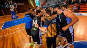 Los jugadores del Huelva Comercio se juramentan para ganar este martes al CB Cimbis. / Foto: C. Verdier.