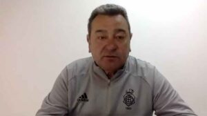 Carlos Pouso, entrenador del Recre, durante la rueda de prensa telemática de este viernes. / Foto: Captura imagen Recreativo.