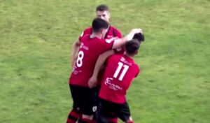 Los jugadores del Cartaya celebran el gol de Lolo, que en ese momento fue el 1-0. / Foto: Captura imagen Cartaya TV.