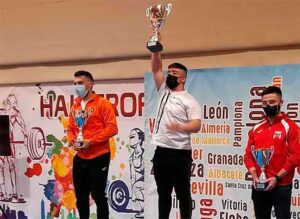 Daniel Marín, con la copa de campeón nacional por equipos con Andalucía.