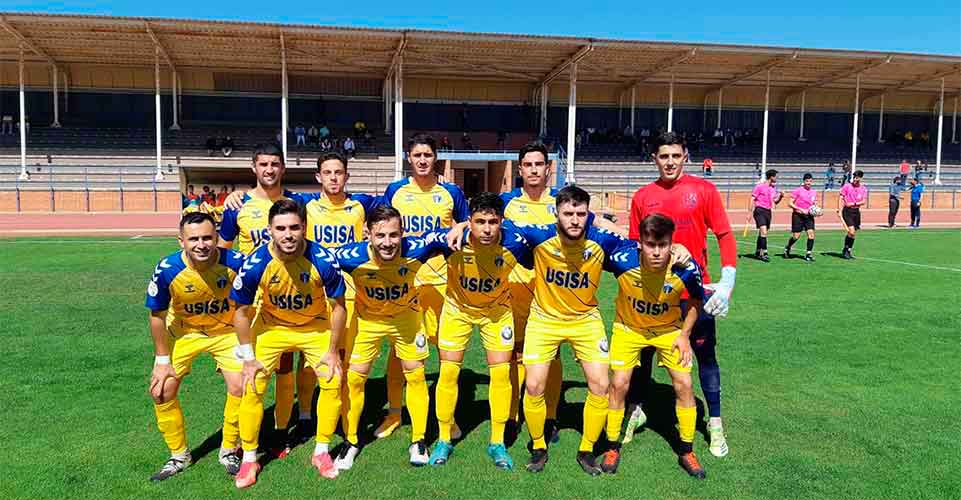 Formación del Isla Cristina en su partido de este domingo ante el Torreblanca. / Foto: @islacristinafc.