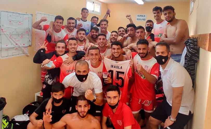 Los jugadores del equipo palmerino celebran en el vestuario el triunfo obtenido en Lebrija.