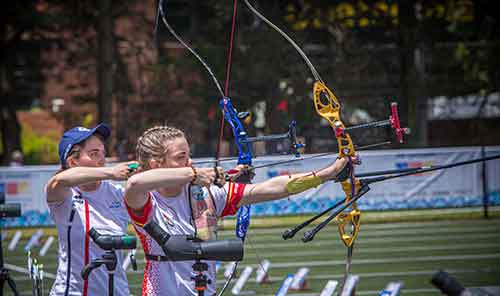 Leyre Fernández durante la eliminatorio con la francesa Melanie Gaubil. / Foto: World Archery.