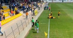 Celebración de uno de los goles del San Roque en su vital triunfo ante el Ceuta. / Foto: @SanRoqueLepe.