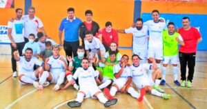 Felicidad de los jugadores y técnicos del Smurfit Kappa tras certificar su pase al play-off de ascenso. / Foto: @LaPalmaFS.