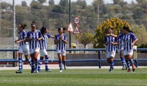 Las jugadoras del Sporting celebran el primero de sus goles en Valencia. / Foto: www.lfp.es.