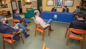 Un momento del encuentro del alcalde de Huelva, Gabriel Cruz, con los representantes del Real Club Recreativo de Tenis.