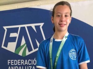 Iria Cárdenas, joven valor del Club Natación Huelva, convocada por la FAN.