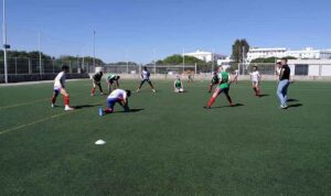 Los jugadores del Aroche calentando en los prolegómenos de su partido en Puerto Real. / Foto: @arochecf.