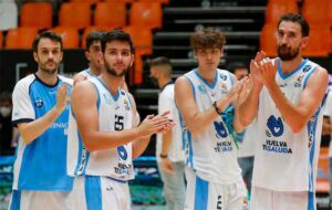 Pese a sumar la segunda derrota en Valencia, el Ciudad de Huelva aún podría pelear por el ascenso si ganan al Estudiantes por más de 14 puntos. / Foto: Miguel Ángel Polo.