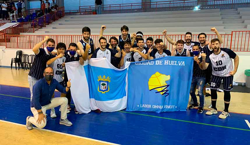 Alegría lógica de los componentes del Ciudad de Huelva por su triunfo en Andújar y su pase a la fase de ascenso a la LEB Plata. / Foto: @CiudadDeHuelva.