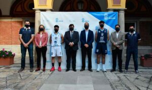 Imagen protocolaria tras la presentación en el Ayuntamiento de la capital de las nuevas equipaciones del Ciudad de Huelva. / Foto: @CiudadDeHuelva.