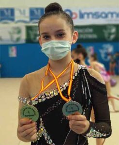 Yolanda López con las dos medallas alcanzadas en Málaga.