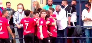 Los jugadores del Cartaya celebran el primer gol del partido, obra de José Díaz. / Foto: Captura imagen Cartaya TV.