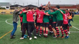 Imagen del júbilo de jugadores y técnicos del Cartaya tras el ascenso conseguido en Dos Hermanas. / Foto: G. M. C.