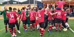 Celebración del ascenso del Cartaya tras ganar en Dos Hermanas. / Foto: G. M. C. 