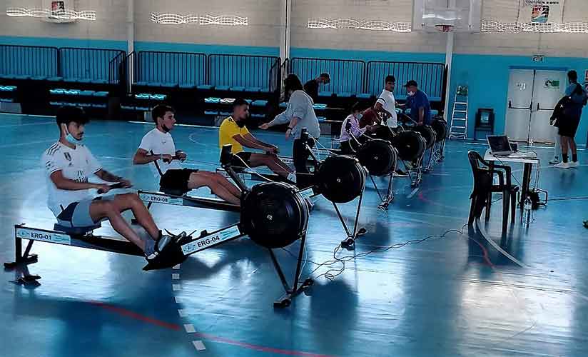 Alumnos y profesores del IES Guadiana de Punta del Moral probaron un simulador de remo indoor.