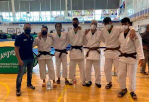 Componentes del CD Huelva TSV de Judo que lograron cuatro medallas en su retorno a la competición.