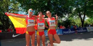 Laura García-Caro -izquierda-, muy feliz con el oro logrado por equipos en la República Checa. / Foto: @atletismoRFEA.