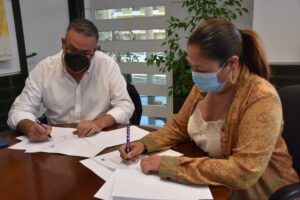 Un momento de la firma del convenio entre el Ayuntamiento de Punta Umbría y la Federación Andaluza de Baloncesto.