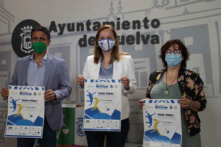 Un momento de la presentación en el Ayuntamiento de Huelva de la fase final de la Segunda División Nacional de Bádminton.