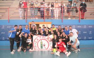 Al final del choque, explosión de júbilo de los palmerinos ante la gesta de ganar al todopoderoso CD Málaga Futsal. / Foto: @LaPalmaFS.