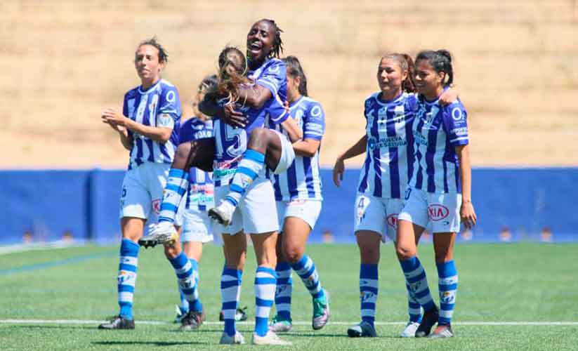 Las jugadoras del Sporting celebran con Fatou Kanteh el primer gol del equipo onubense. / Foto: www.lfp.es.