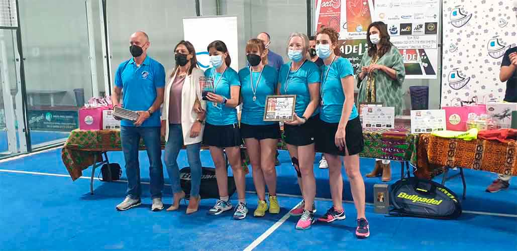 Campeonas del cuadro femenino del I Torneo Solidario de Pádel 'SED Maristas' Huelva.