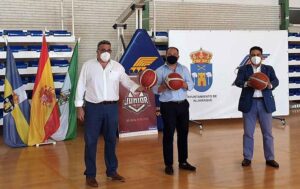 Un momento de la visita del vicepresidente de la FAB (FAB), José Luis Pena, el alcalde, David Toscano, y el concejal de Deportes, Pedro Yórquez, al pabellón municipal de Deportes de Aljaraque.