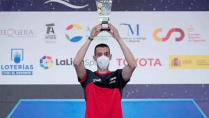 Álvaro Robles, con el trofeo de campeón de España de tenis de mesa conquistado en Antequera. / Foto: www.rfetm.es.