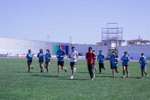 Un momento del entrenamiento de los jóvenes atletas onubenses con Héctor Santos.