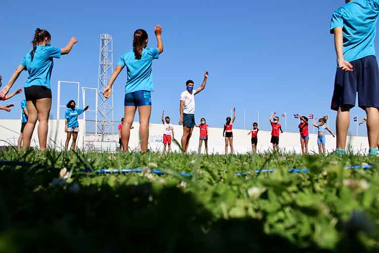 Deportistas del Club Onubense de Atletismo y del Curtius disfrutaron de un entrenamiento con el subcampeón de Europa Sub 23 de longitud, Héctor Santos.