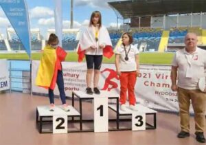 Blanca Betanzos, con la medalla de plata en el podio tras ser segunda en los 400 lisos.