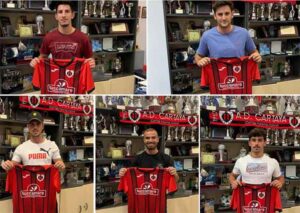 De izquierda a derecha y de arriba a abajo, los renovados por el Cartaya: Pepe Cárdenas, Mario Díaz, Manuel, José Díaz y Dani Asuero. / Fotos: @AD_Cartaya.