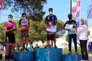 Daniel Andivia, ganador masculino, en lo más alto del podio, junto a José Luis Ferrer, segundo, y Francisco Javier Buceta, tercero.