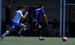 Álvaro Cascajo -número 21 de blanco- en el partido Castilleja-UB Lebrijana. / Foto: @castilleja_cf.