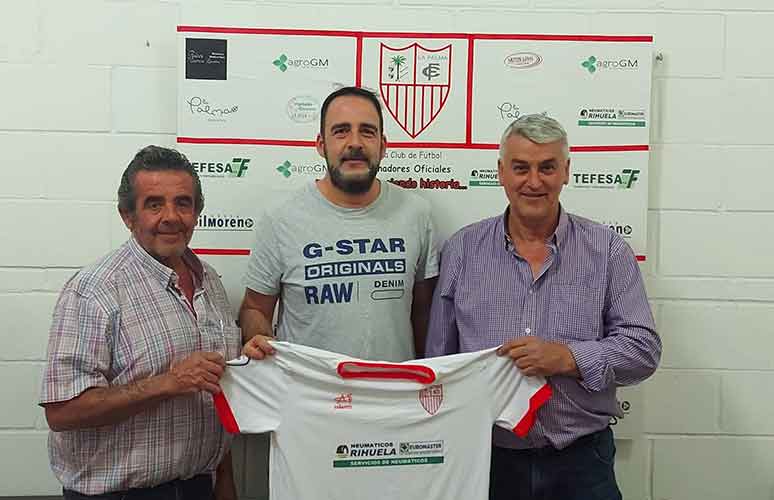 Mario Rodríguez, en el centro, continuará una temporada más al frente de La Palma. / Foto: @LaPalmaCF.