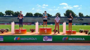 Laura García-Caro en el podio con su medalla de bronce. / Foto: @atletismoRFEA.