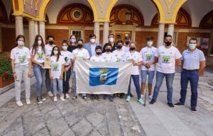 Los componentes de la selección onubense de Marcha Nórdica, en el Ayuntamiento de Huelva con el alcalde.