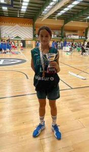 La palmerina María Ávila, con el trofeo y su medalla.