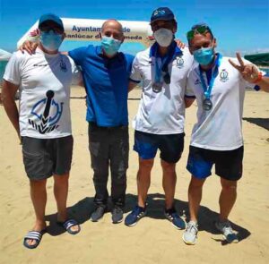 Los representantes del RCMH con las medallas logradas en Sanlúcar de Barrameda.