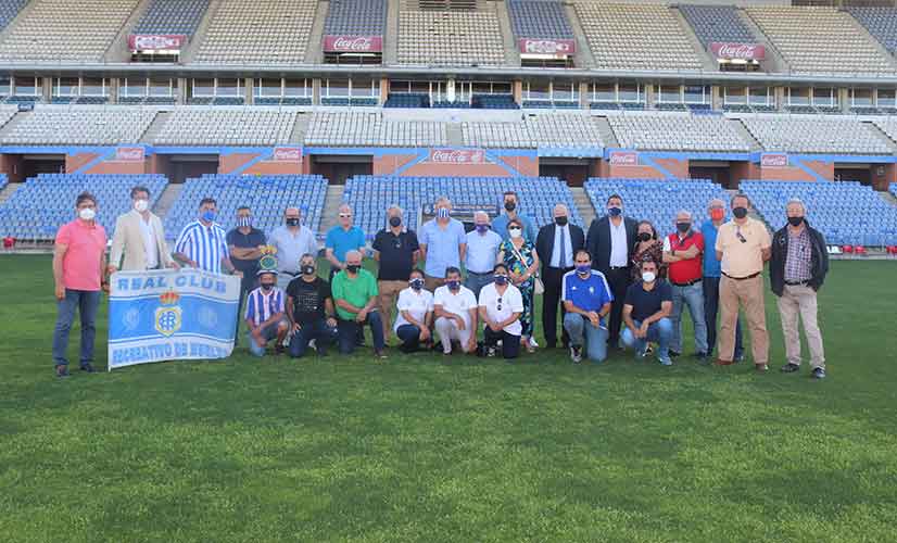 Miembros de las peñas del Recre, junto al presidente del club, José Antonio Sotomayor, y el director deportivo, Dani Alejo.