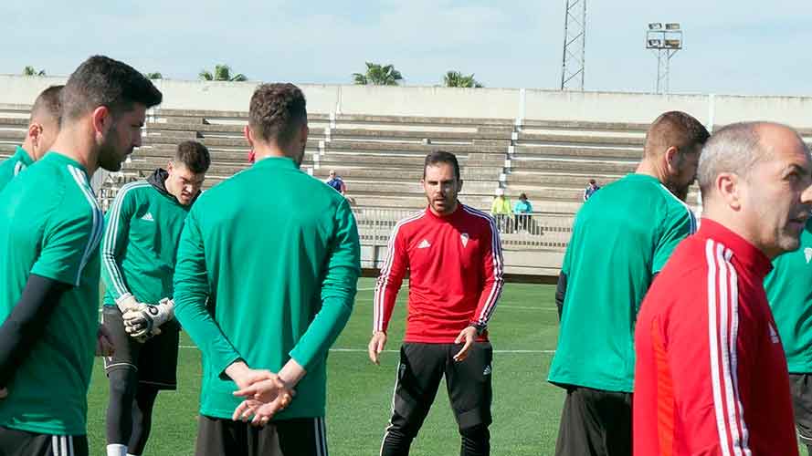 El onubense Rubén Betanzos, en el centro de rojo, nuevo preparador físico del Decano. / Foto: www.diariocordoba.com.