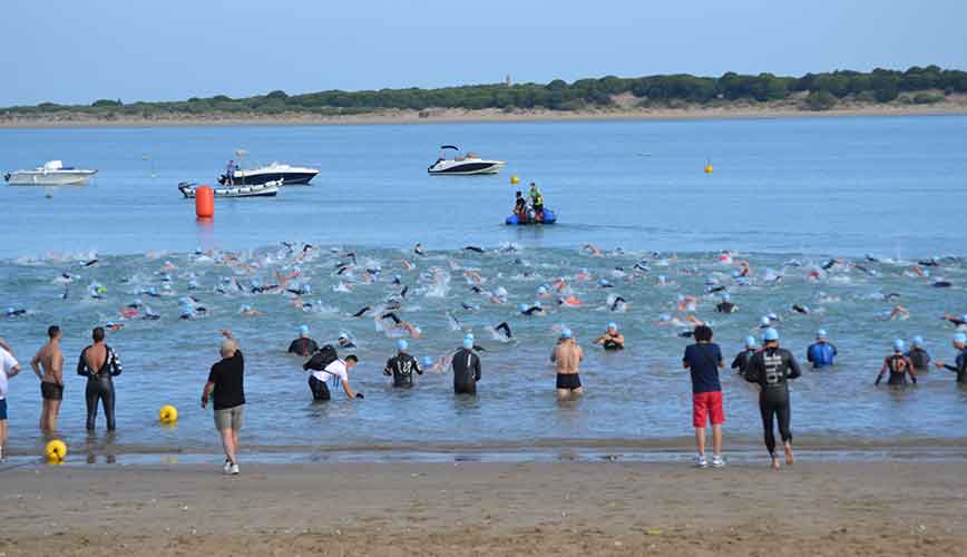 Unos 500 nadadores se dieron cita en la desembocadura del río Guadalquivir para tomar parte en la I Sherry Swim.