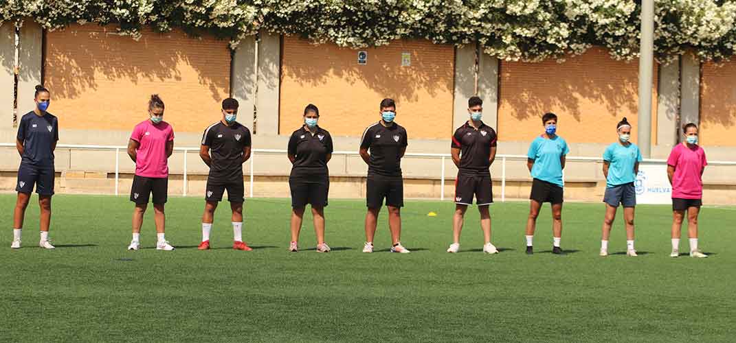 En su regreso a los entrenamientos el lunes, el Sporting guardó un minuto de silencio en memoria de la reportera gráfica de Teleonuba Alicia Rodríguez. / Foto: @sportinghuelva.