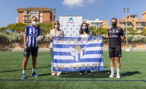 Foto protocolaria en la presentación del convenio entre el Sporting de Huelva y CaixaBank.