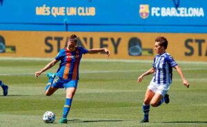 Claire Falknor intenta tapar un lanzamiento de Patri Guijarro durante el partido de este jueves. / Foto: www.lfp.es.