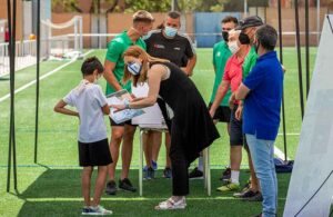 Un momento de la entrega de diplomas a los participantes del Campus por parte de la concejala de Deportes, María Teresa Flores. 