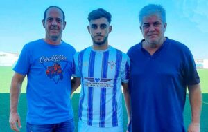 Carlos Palacios, en el centro, nuevo jugador del Bollullos al que llega del At. Onubense. / Foto: @bollulloscf1933.